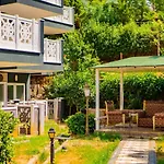 Larina Hotel