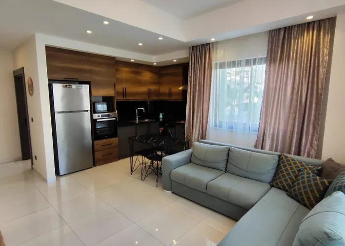 5 Star Facilities/Walking Distance To Amenities And The Beach
