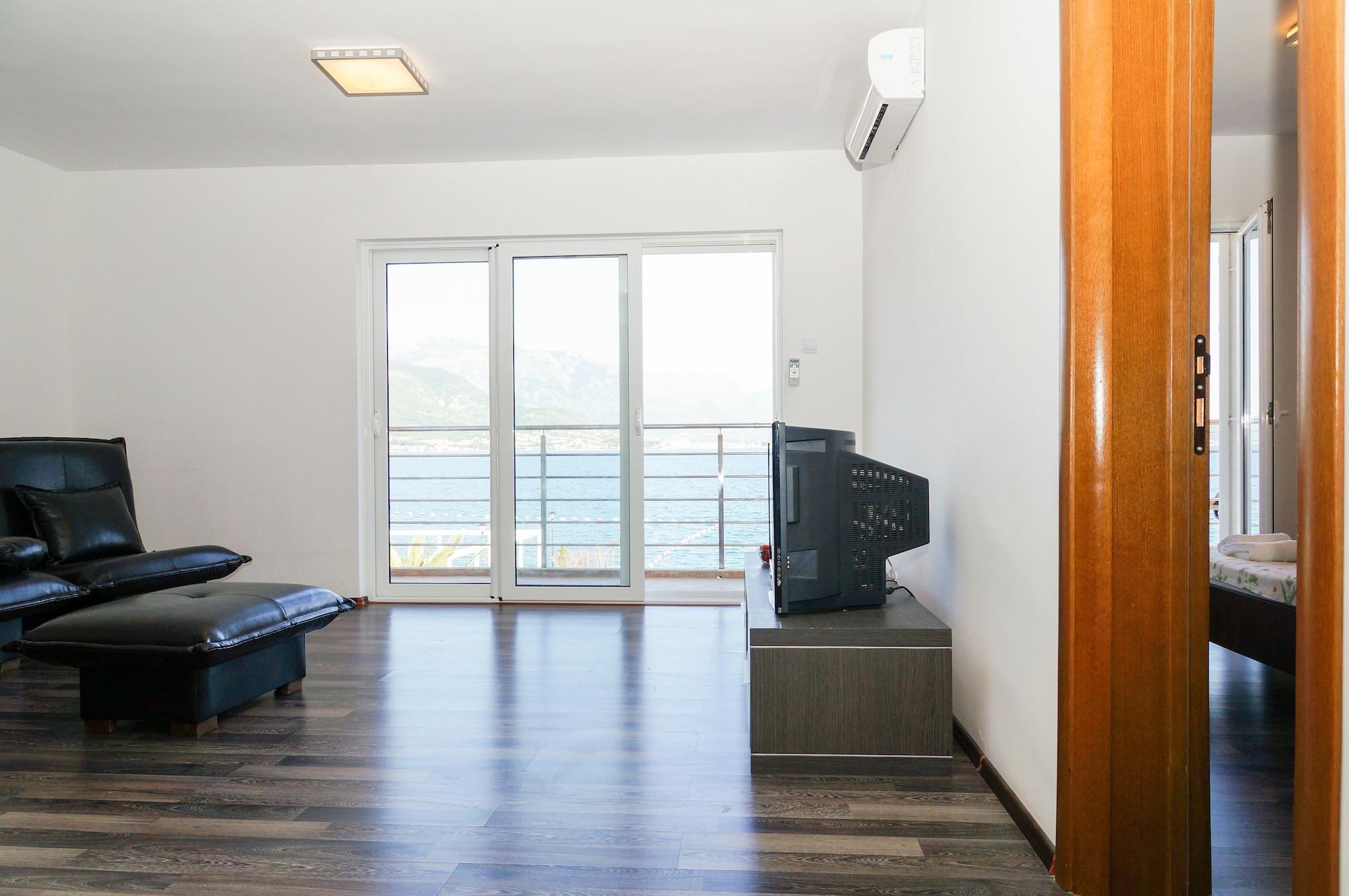 Iris Aparthotel