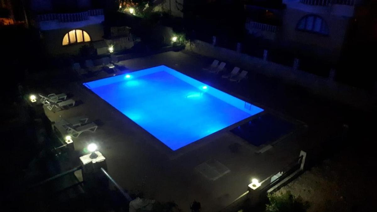 Luxury, 6 Bedroom, 3 Bathroom *