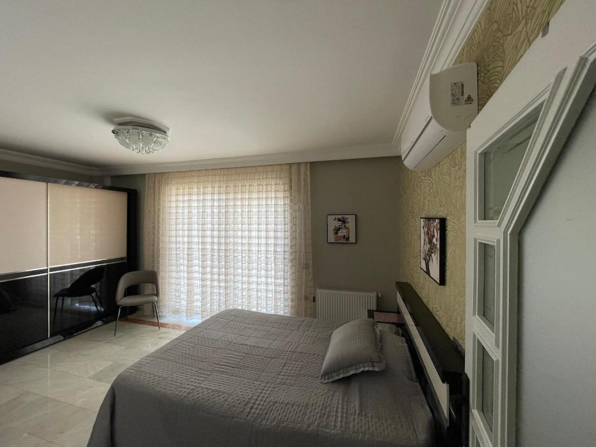 Luxury, 6 Bedroom, 3 Bathroom *