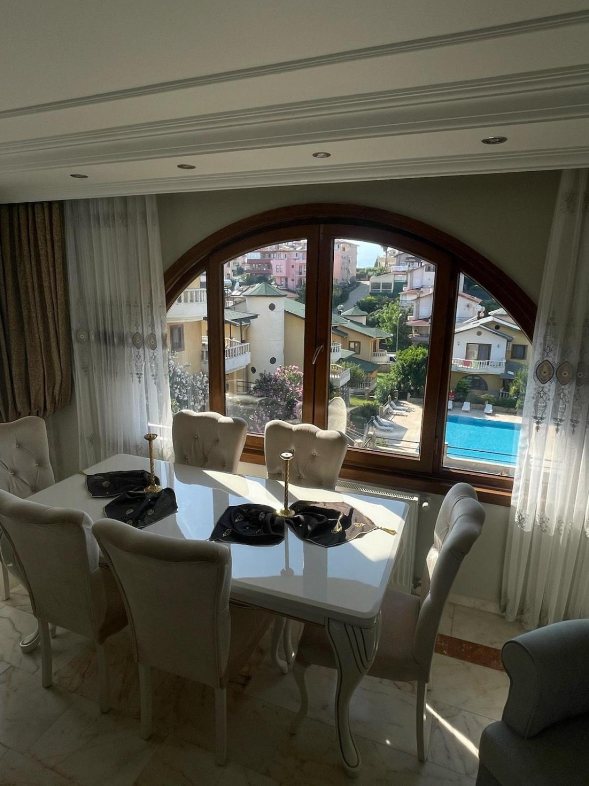 Luxury, 6 Bedroom, 3 Bathroom