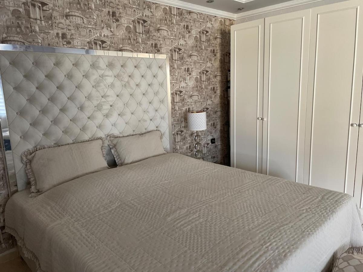 Luxury, 6 Bedroom, 3 Bathroom *