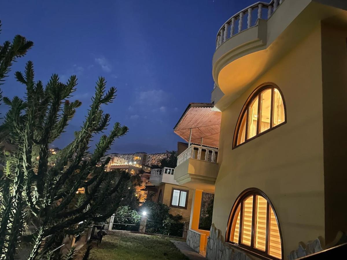 Luxury, 6 Bedroom, 3 Bathroom *
