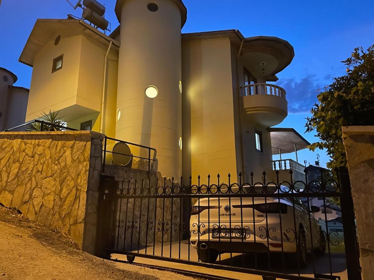 Luxury, 6 Bedroom, 3 Bathroom Villa *