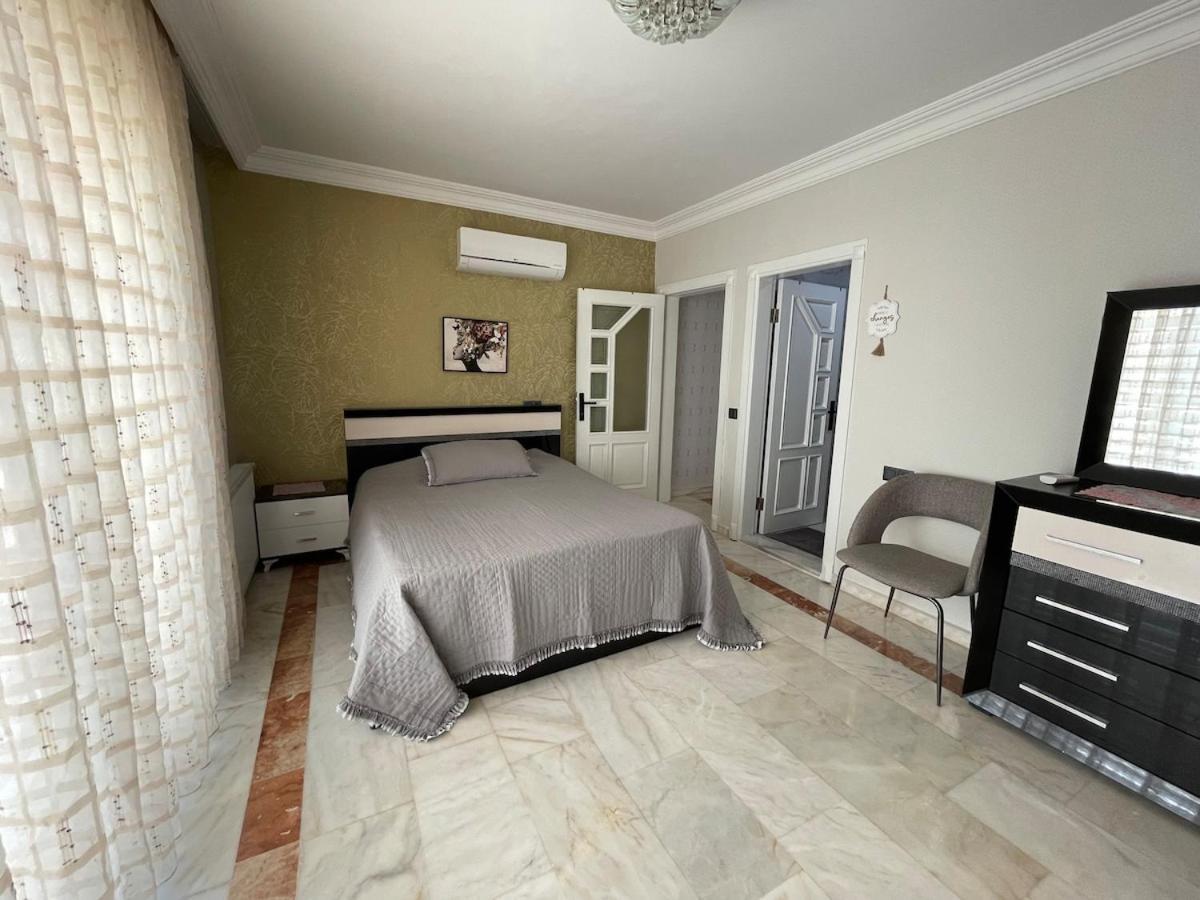 Luxury, 6 Bedroom, 3 Bathroom Villa *