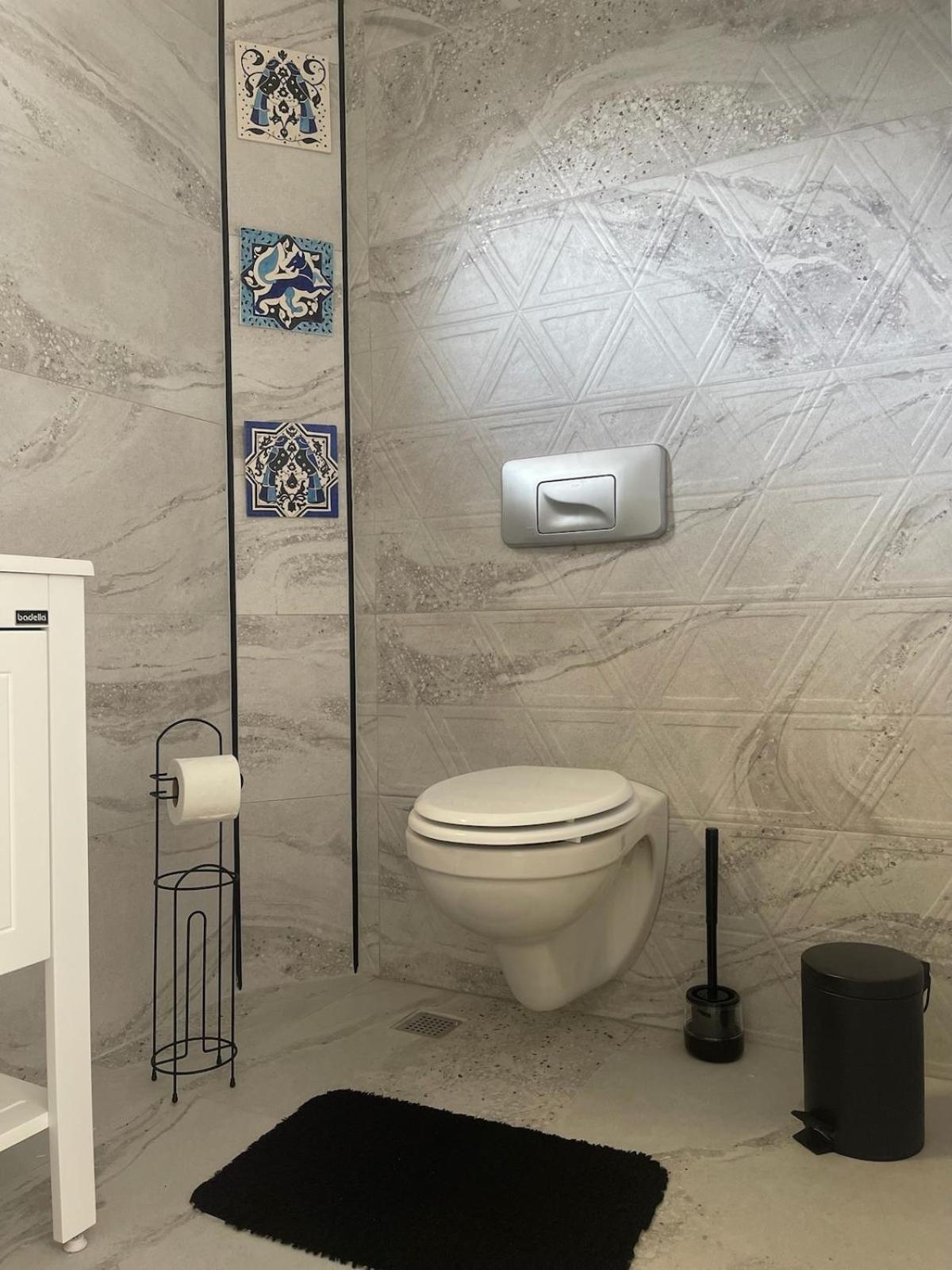 Luxury, 6 Bedroom, 3 Bathroom *