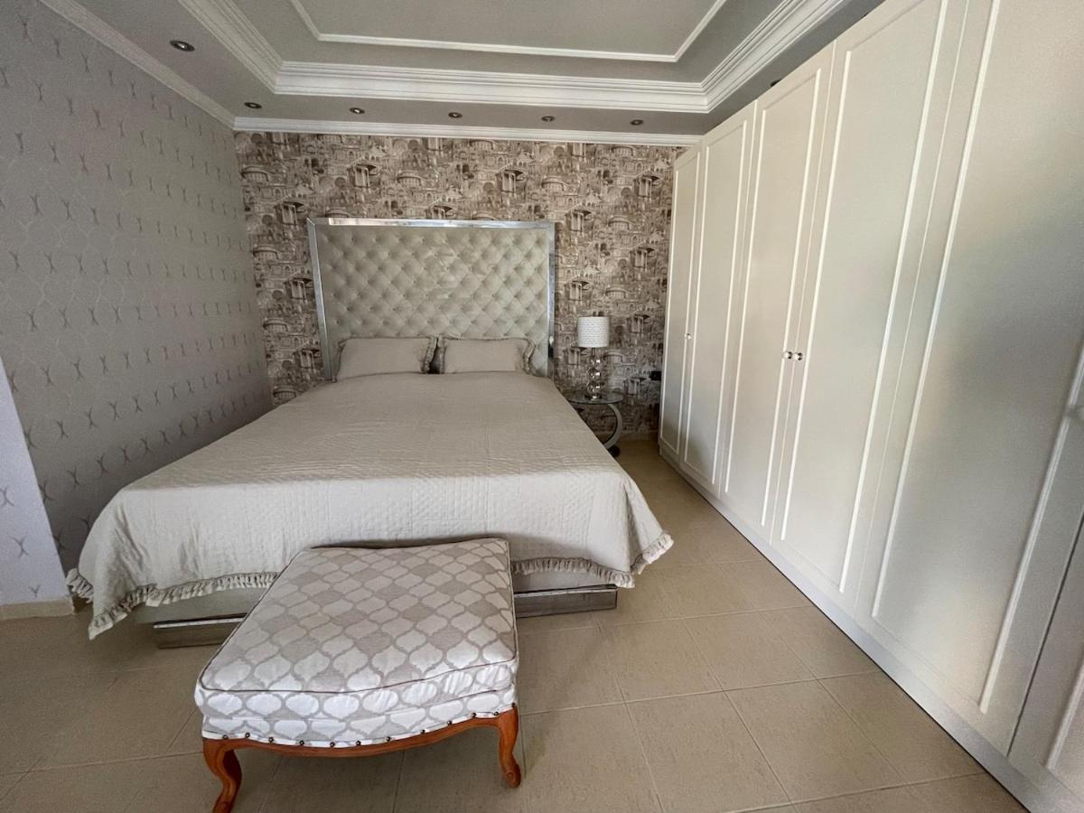 Luxury, 6 Bedroom, 3 Bathroom Villa *
