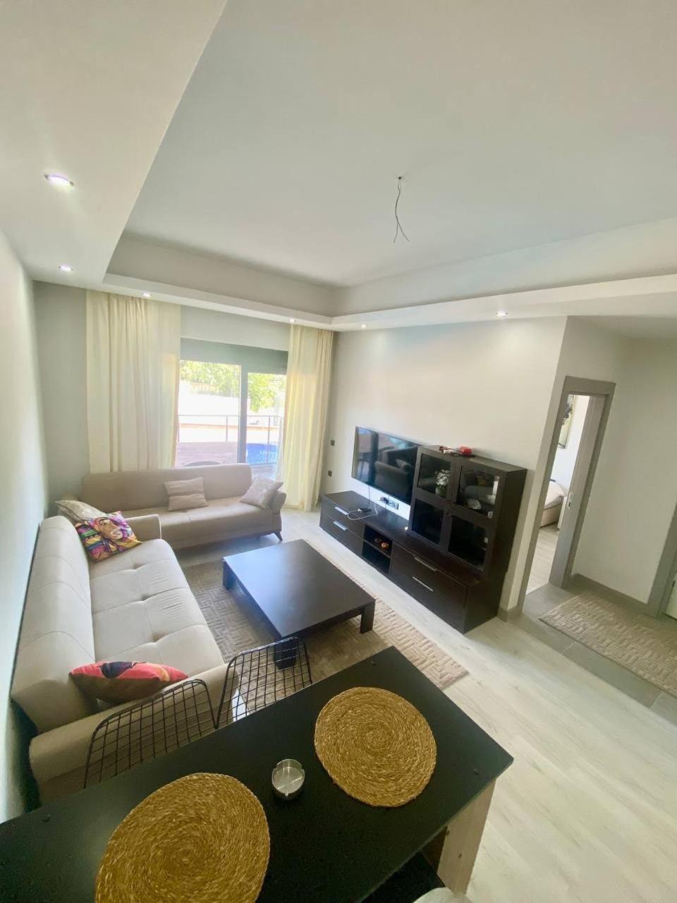 Stylish 1br Flat Pool View & 10 Min Walk To Apartamento