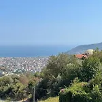 Bahce, Barbeku Ve Cocuk Oyun Parki Olanagi Ve Buyuk Bir Havuzu Olan Genis Aileler Icin Ideal