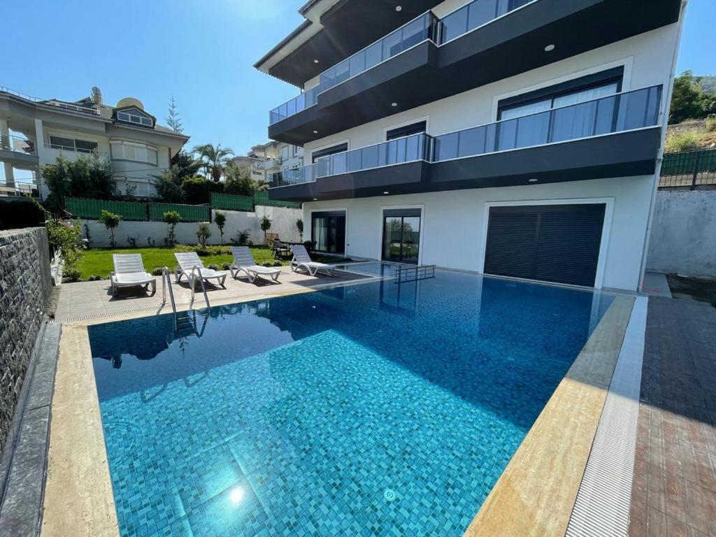 Bahce, Barbeku Ve Cocuk Oyun Parki Olanagi Ve Buyuk Bir Havuzu Olan Genis Aileler Icin Ideal Villa Alanya