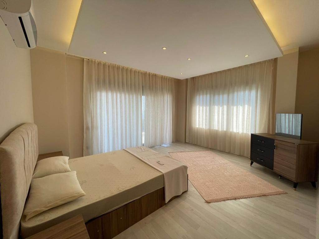 Villa Bahce, Barbeku Ve Cocuk Oyun Parki Olanagi Ve Buyuk Bir Havuzu Olan Genis Aileler Icin Ideal *