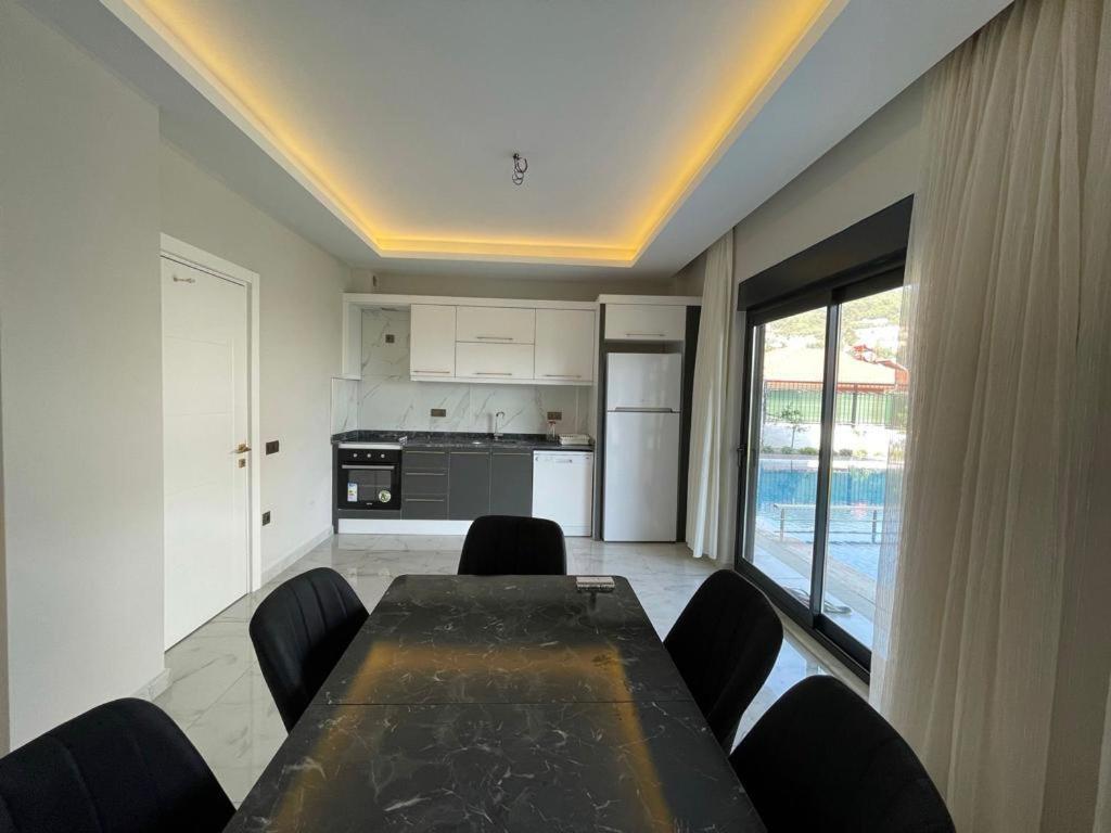 Bahce, Barbeku Ve Cocuk Oyun Parki Olanagi Ve Buyuk Bir Havuzu Olan Genis Aileler Icin Ideal Villa *