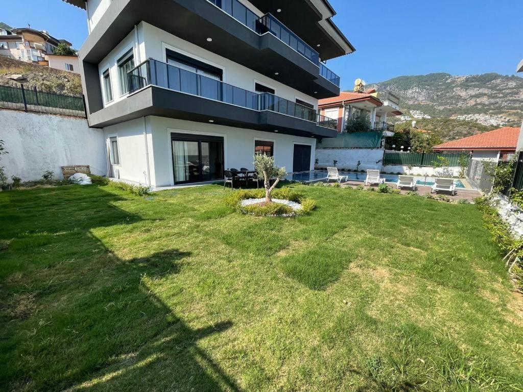 Bahce, Barbeku Ve Cocuk Oyun Parki Olanagi Ve Buyuk Bir Havuzu Olan Genis Aileler Icin Ideal Villa