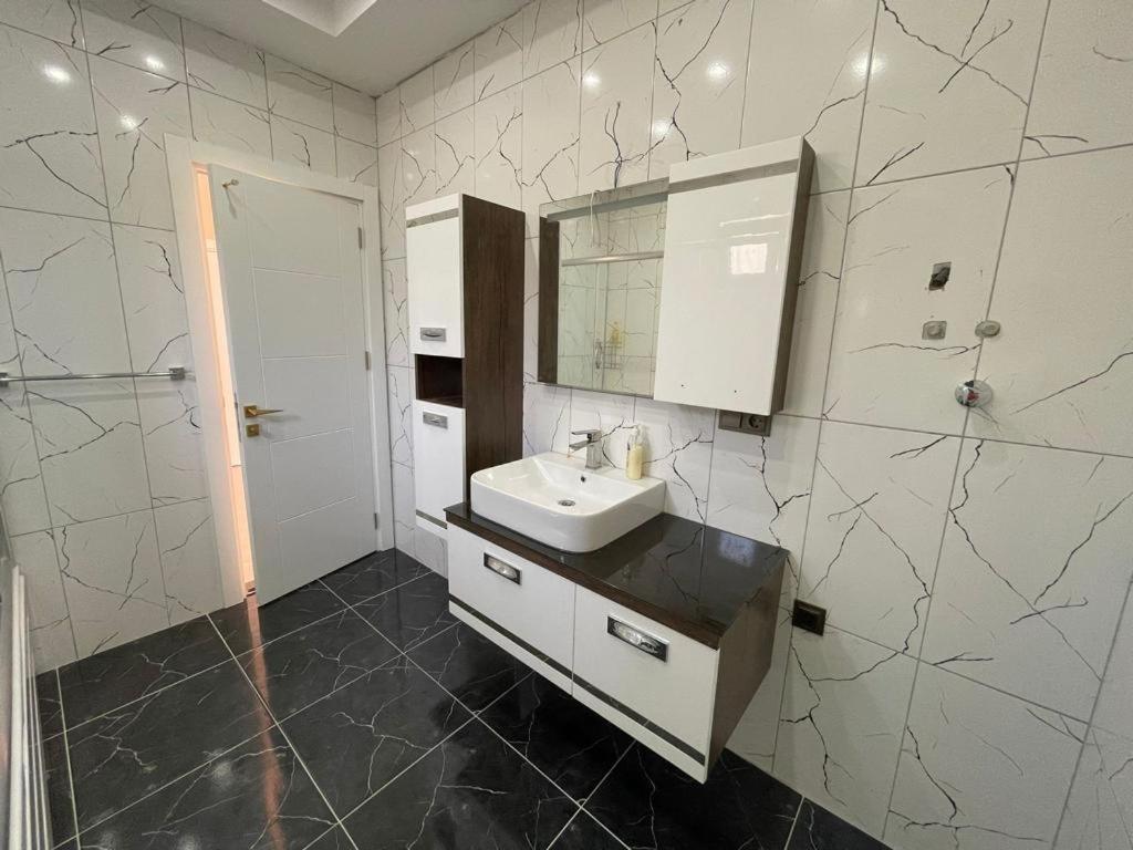 Bahce, Barbeku Ve Cocuk Oyun Parki Olanagi Ve Buyuk Bir Havuzu Olan Genis Aileler Icin Ideal Villa *