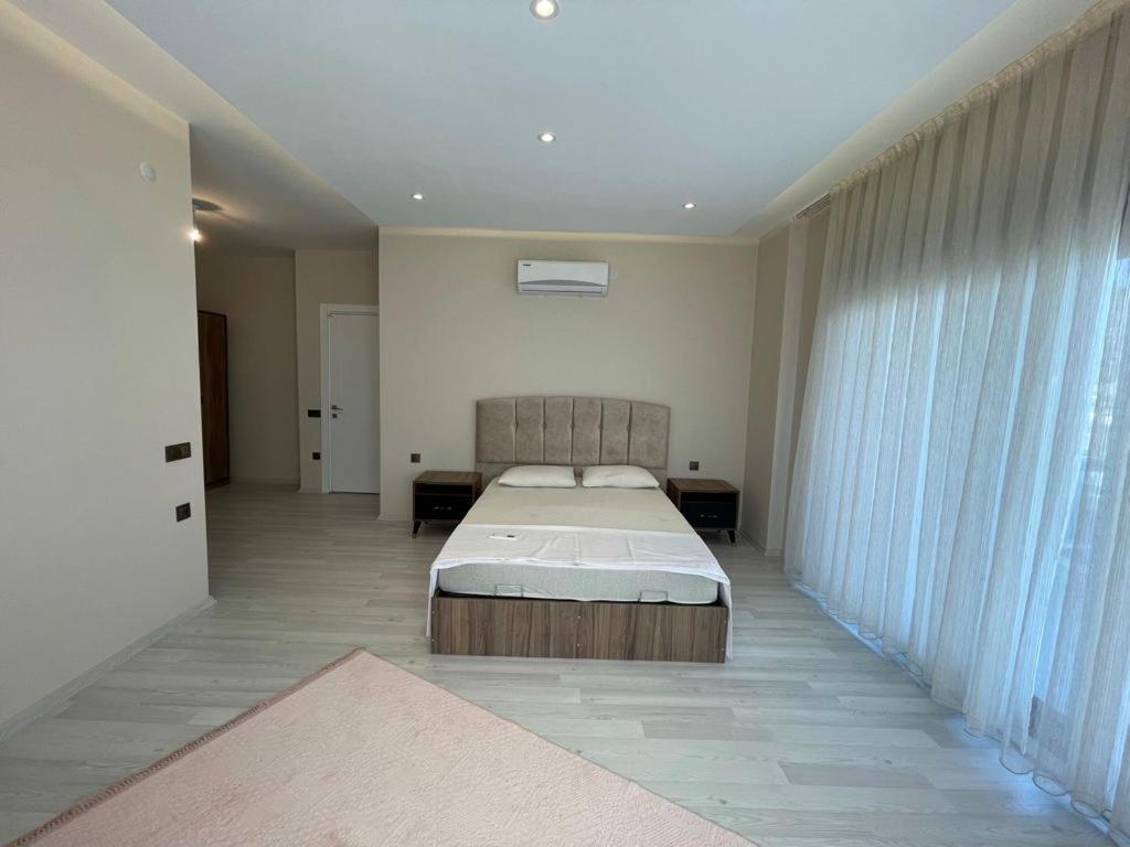 Bahce, Barbeku Ve Cocuk Oyun Parki Olanagi Ve Buyuk Bir Havuzu Olan Genis Aileler Icin Ideal Alanya