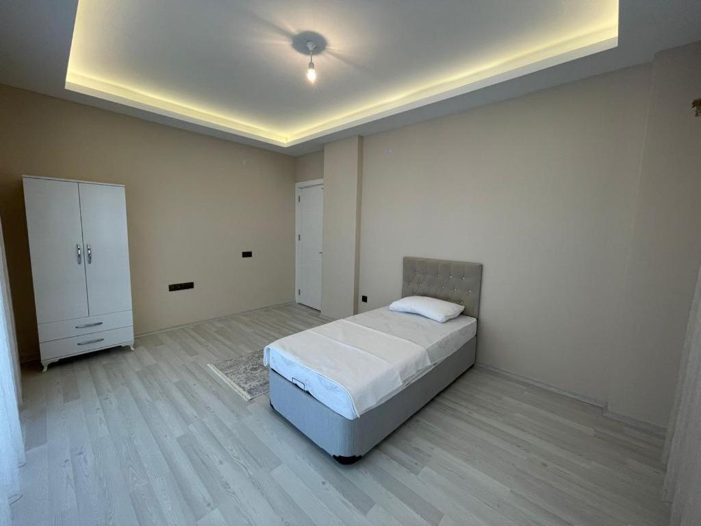 Bahce, Barbeku Ve Cocuk Oyun Parki Olanagi Ve Buyuk Bir Havuzu Olan Genis Aileler Icin Ideal