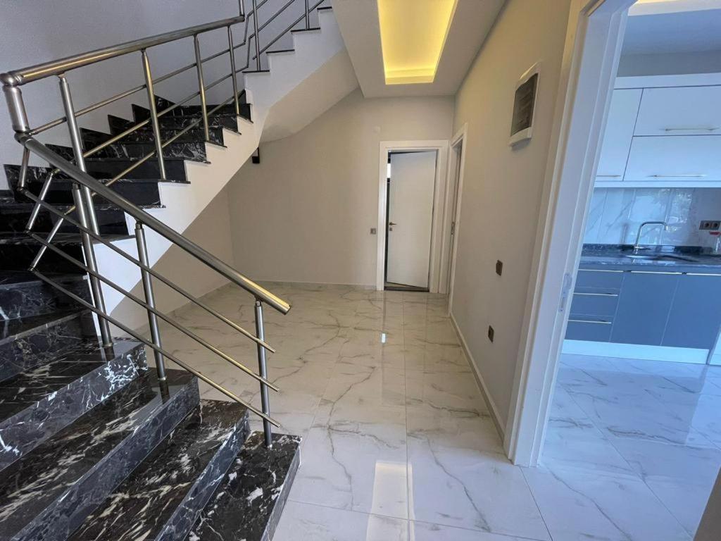 Bahce, Barbeku Ve Cocuk Oyun Parki Olanagi Ve Buyuk Bir Havuzu Olan Genis Aileler Icin Ideal Villa *
