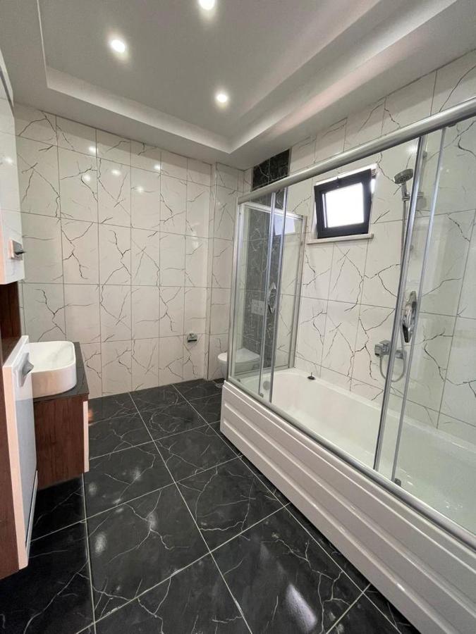Bahce, Barbeku Ve Cocuk Oyun Parki Olanagi Ve Buyuk Bir Havuzu Olan Genis Aileler Icin Ideal Villa