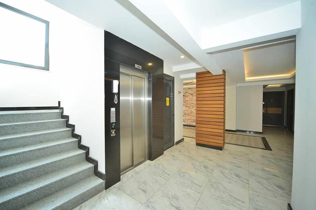 1bd Flat 200m To The Beach! Great Location!